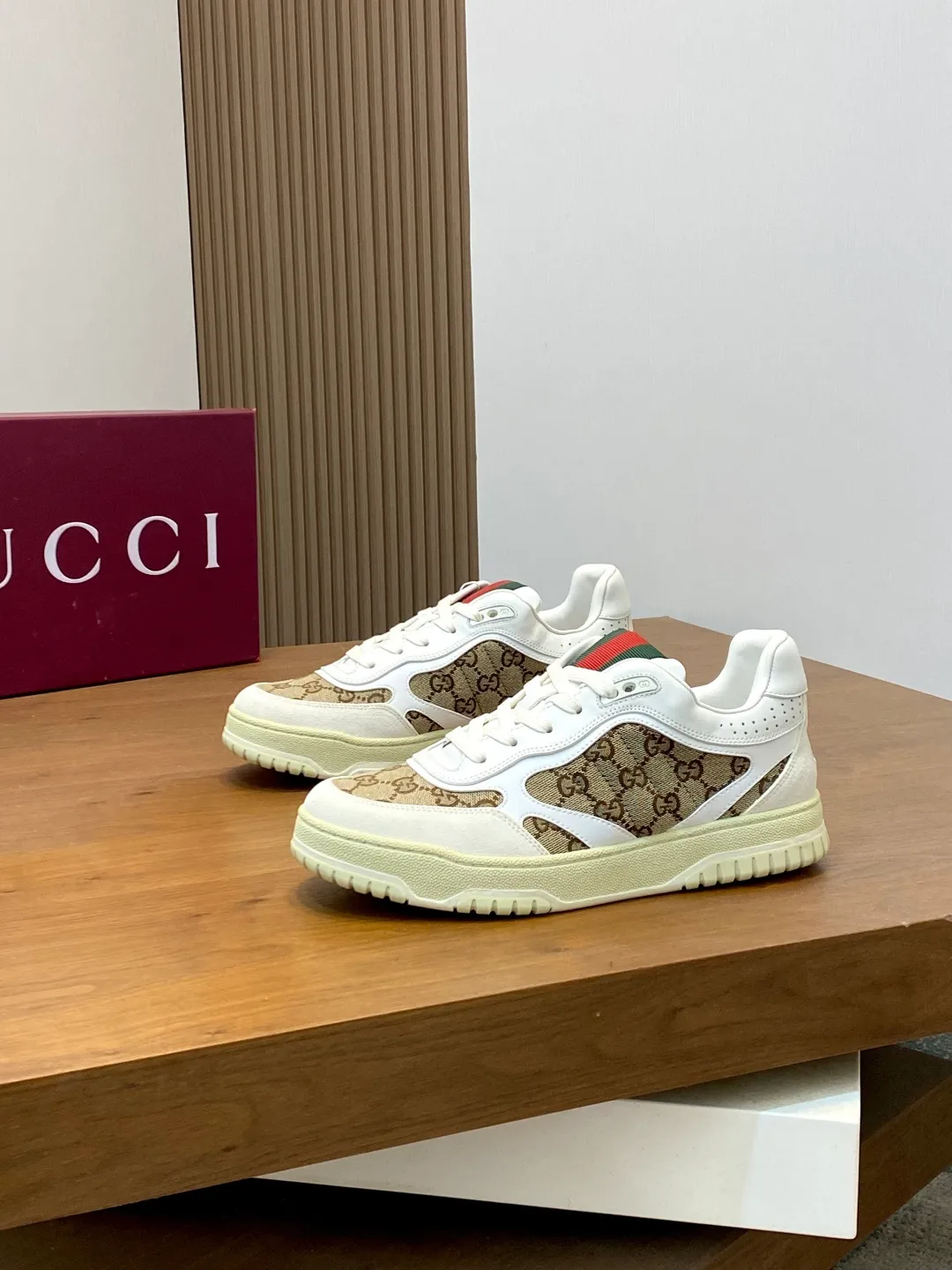 Men's Shoes 💰660 𝐆𝐮𝐜𝐜𝐢 𝐑𝐞-𝐖𝐞𝐛 As the first sneaker created by Sabato De Sarno for Gucci, the Re-Web series reinterprets the brand's classic stripes and sets off the modern silhouette design with bold and unique details. These shoes are crafted from white leather. This new sneaker is ingeniously decorated with many of the brand's classic details, and is equipped with a bright red and green webbing tongue, which will make people fall in love at first sight. White leather treated with a special process for softness and luster, with an embossed grainy texture. Script Gucci logo and interlocking G web label with Interlocking G and script Gucci logo. Rubber outsole with interlocking G detail eyelets. Web tongue. Size: 39-44 (customized for sizes 38 and 45)